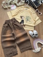 تیشرت شلوار دختر نشسته