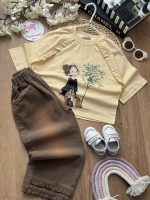 تیشرت شلوار دختر نشسته - Image 2